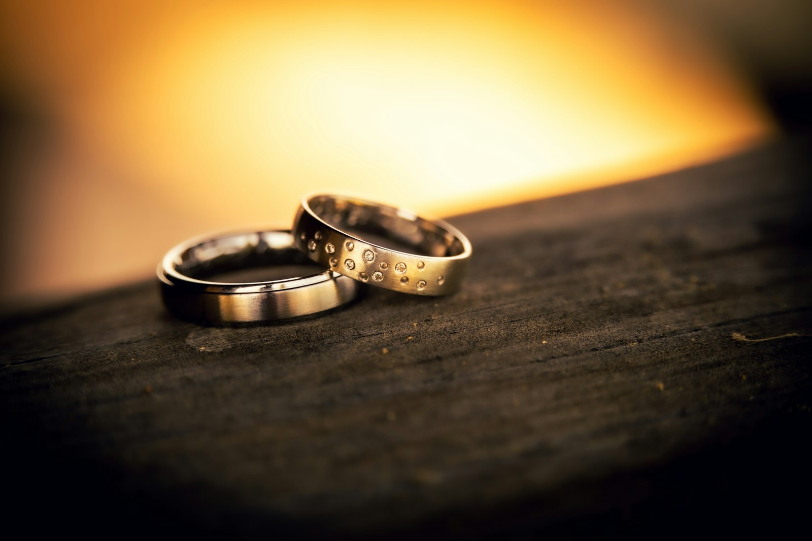 Deux alliances posées sur une surface en bois, illustration de l'article sur le divorce