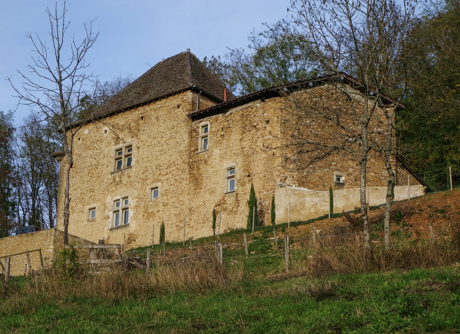 Maison française aux murs en pierre, illustration de l'article sur la succession