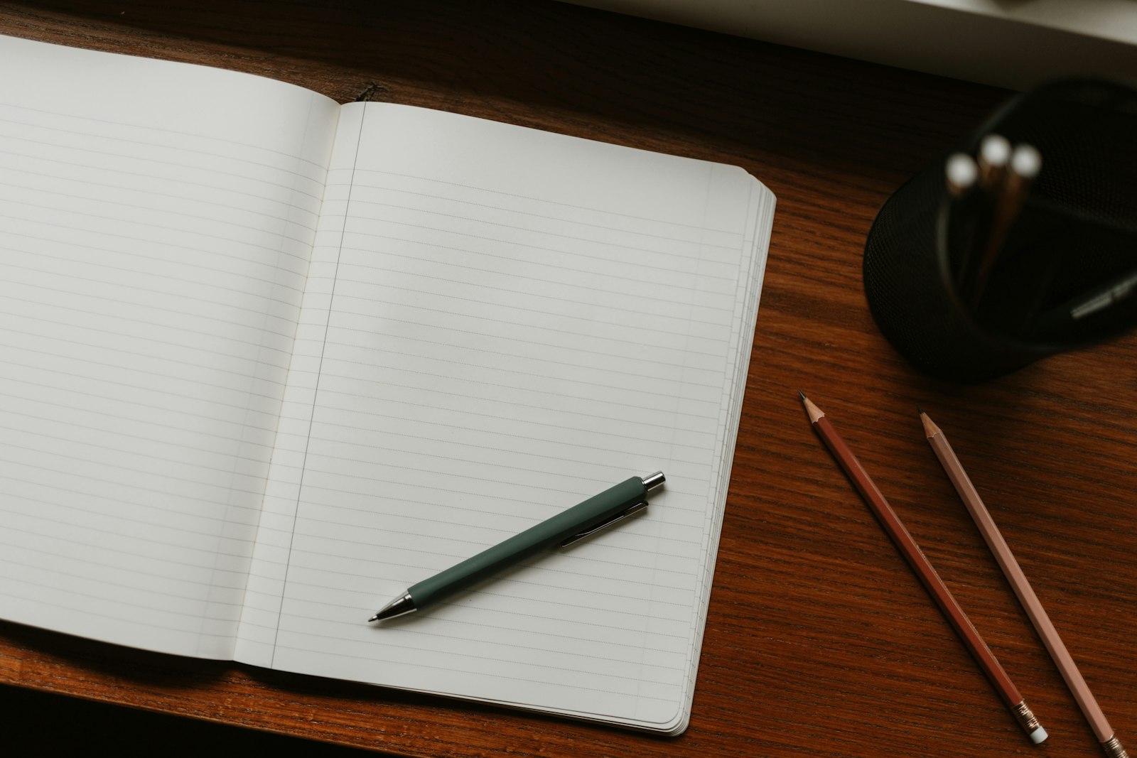 Carnet ouvert et stylo sur le bureau d'accueil du cabinet