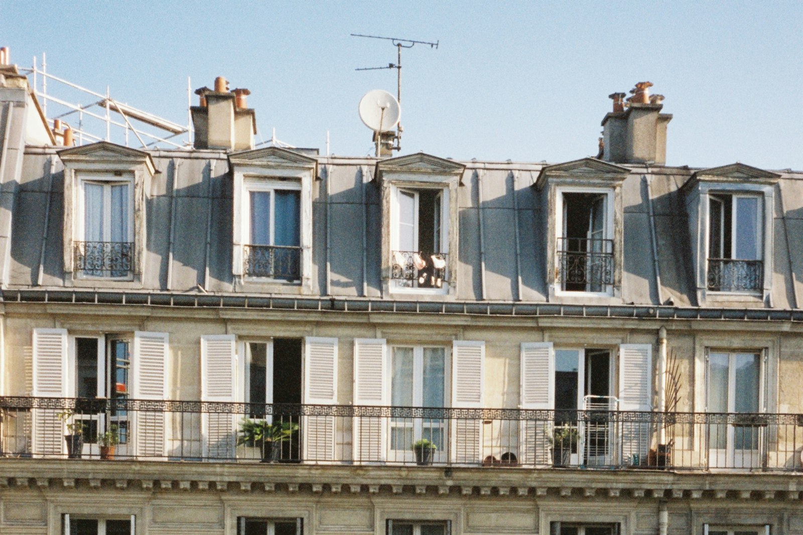 Façade en pierre du XIXᵉ siècle d'un immeuble français abritant un cabinet d'avocats