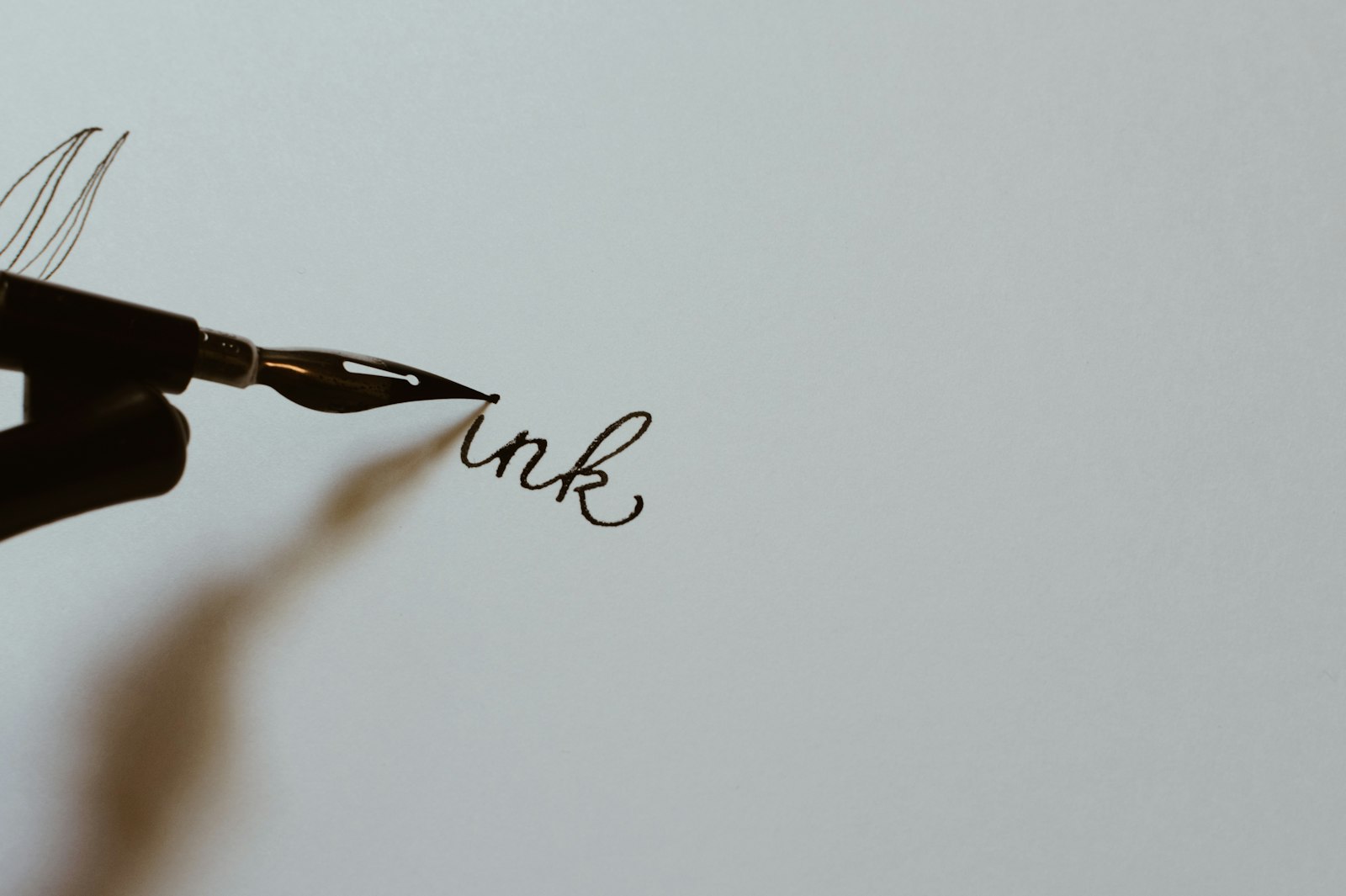 Main écrivant à la plume sur un document juridique
